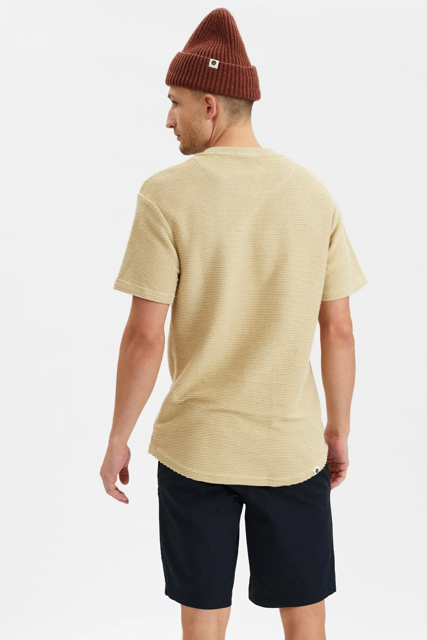 AKKIKKI CURVED TEE - Brown Rice