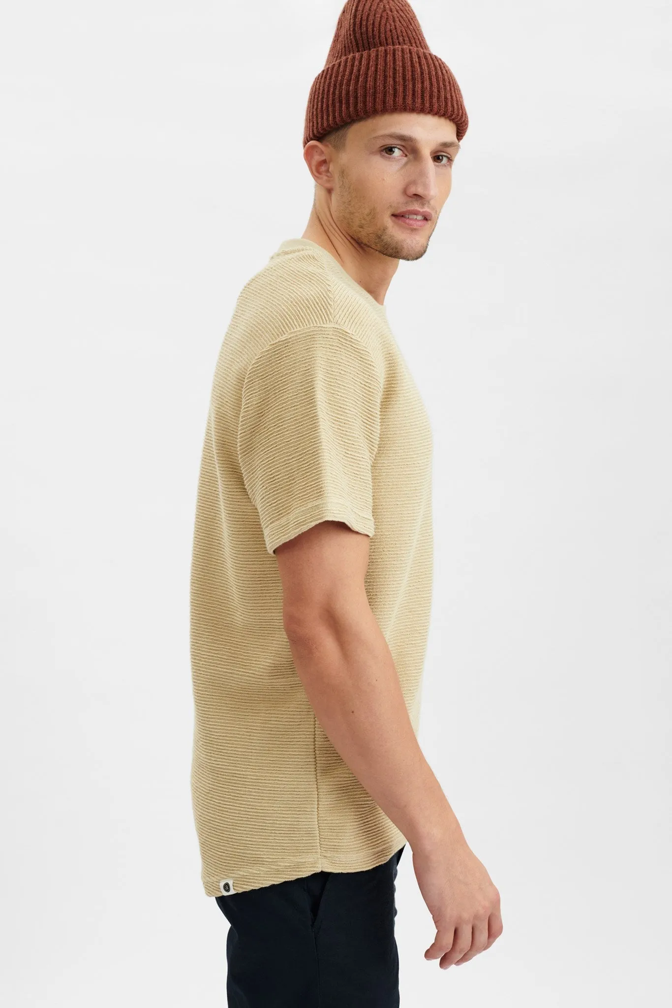 AKKIKKI CURVED TEE - Brown Rice